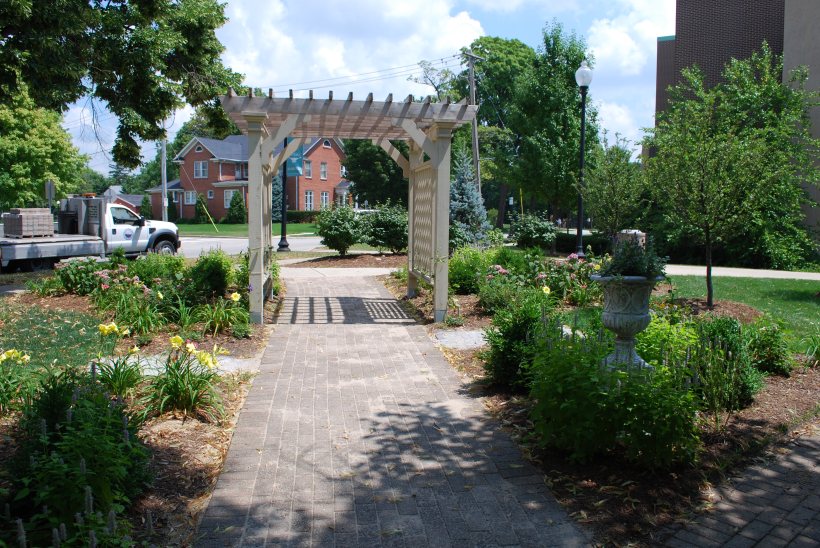 DWN Adams park vict. gard. rt. urn facing st. thru arbor 7-22-13